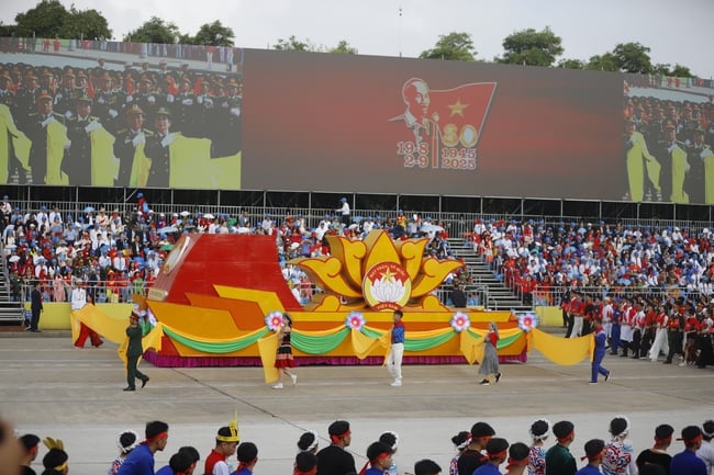 Rạng rỡ khối quần chúng tham gia Lễ diễu binh, diễu hành kỷ niệm 80 năm Quốc khánh 2/9 - Ảnh 2.
