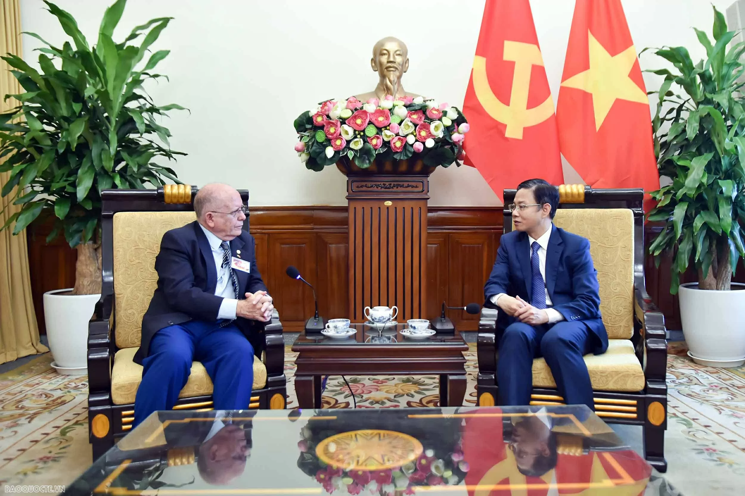 Ủy viên Thường vụ Đảng ủy Bộ Ngoại giao Ngô Lê Văn tiếp Đoàn Đảng Cộng sản Brazil (PCdoB)