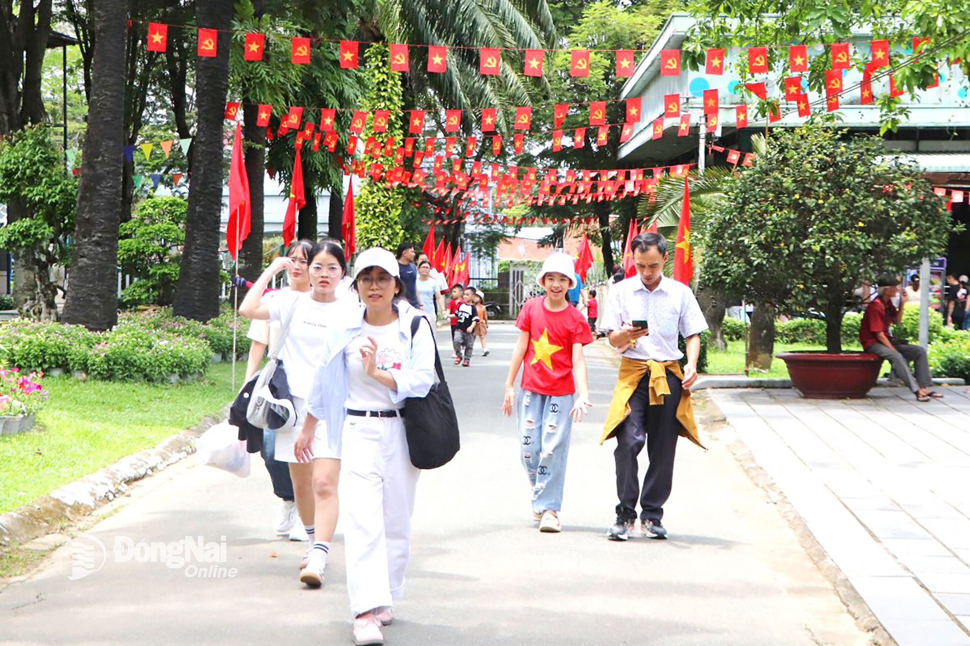 Wisatawan mengunjungi Kawasan Wisata Buu Long, Distrik Tran Bien. Foto: N.L  