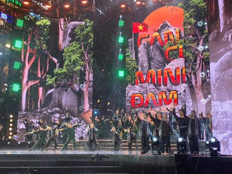 Programul artistic „Steaua Independenței” aprinde mândria în orașul Ho Chi Minh -0