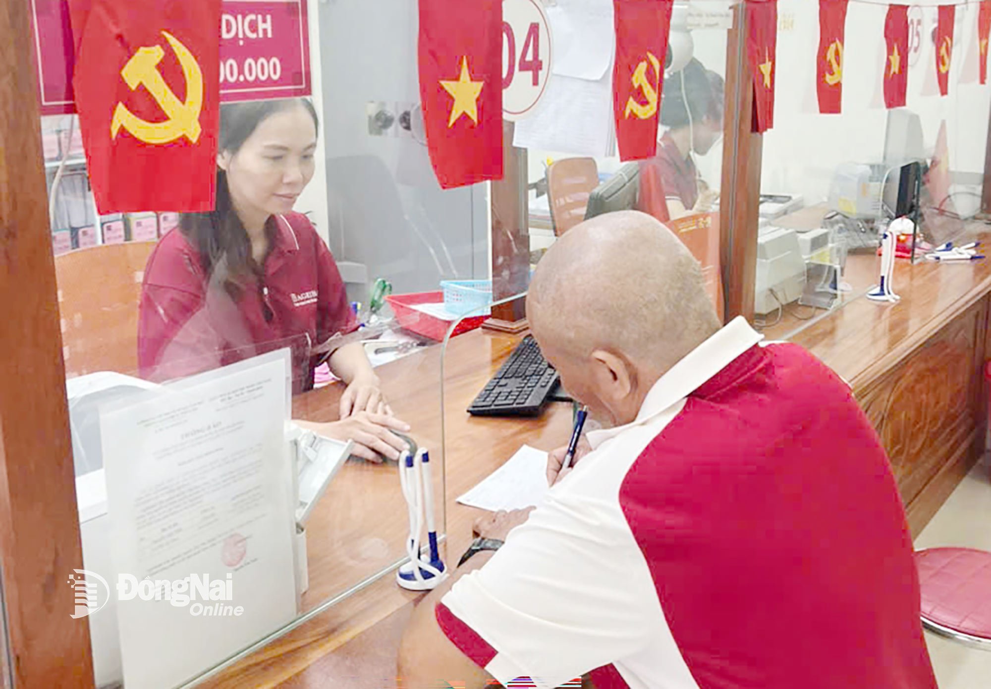 La sucursal de Agribank Tan Phu Dong Nai organizó personal de guardia durante las festividades para apoyar a las localidades en la entrega de obsequios del Día de la Independencia a sus habitantes. Foto: Colaborador.