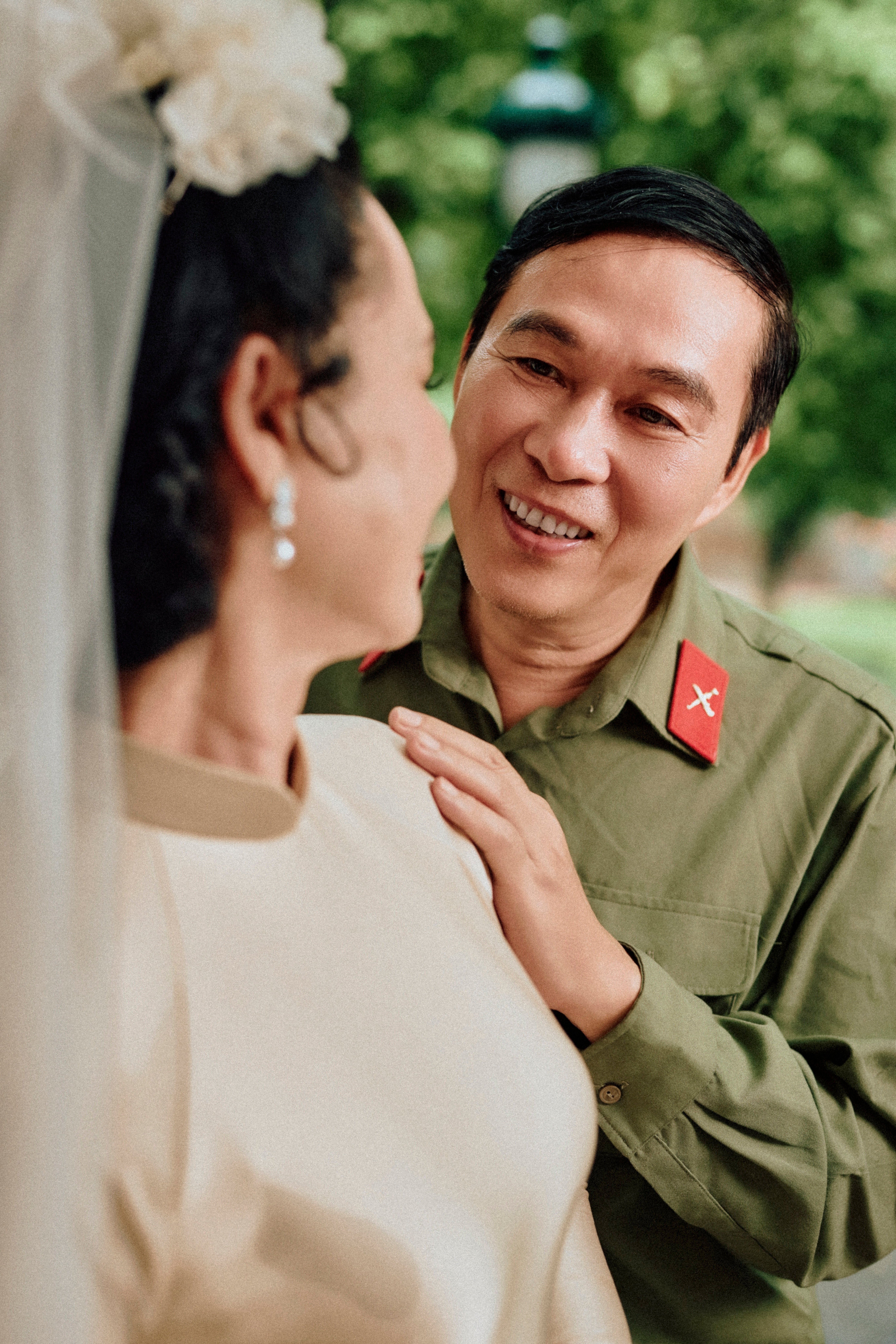 NSND Lan Hương xúc động tái hiện ảnh cưới: Anh Kỷ tự tay bó hoa cho tôi - 5