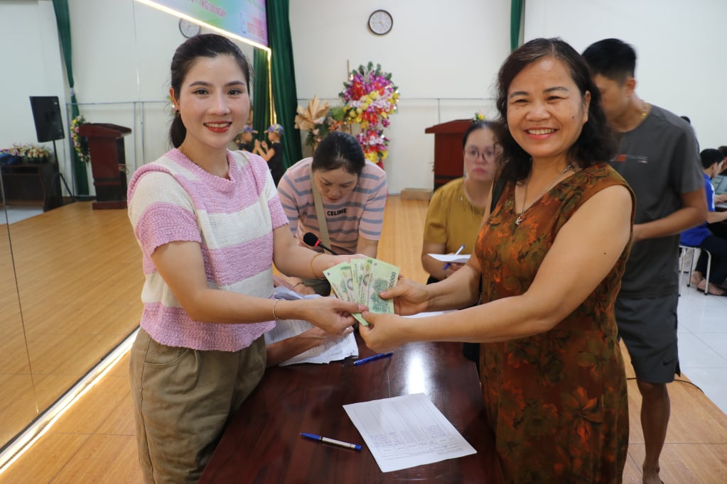 ប្រជាជន​រីករាយ​និង​រំភើប​រីករាយ​ក្នុង​ការ​ទទួល​អំណោយ​បុណ្យ​ឯករាជ្យ។