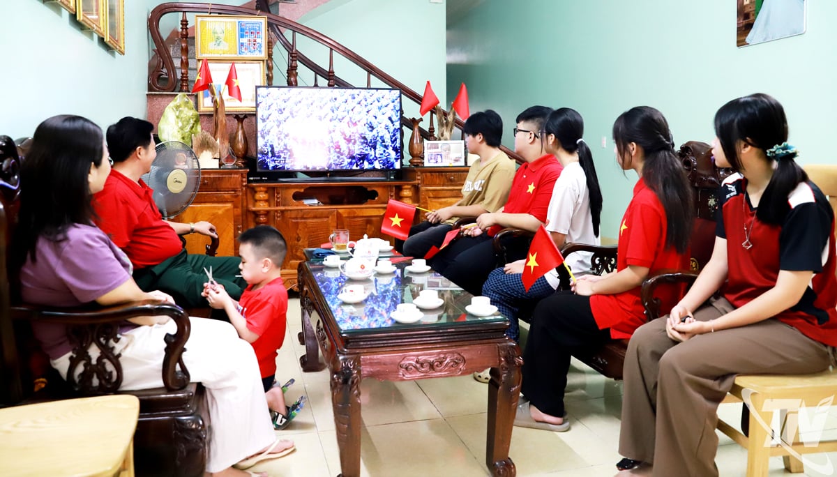 Familias se reunieron para ver el desfile que celebraba el 80 aniversario del Día Nacional el 2 de septiembre, transmitido en vivo por VTV.