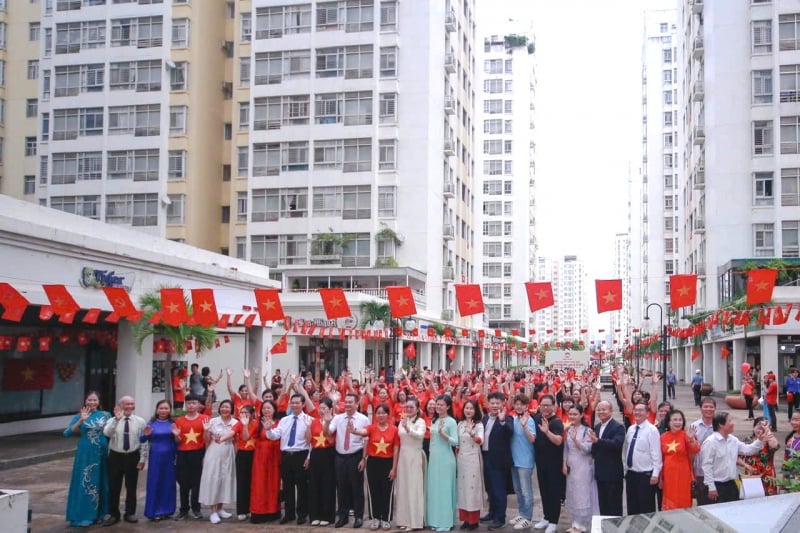 Bustling atmosphere of National Day September 2nd in Ho Chi Minh City before the art program -0