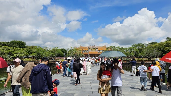 Du khách nườm nượp tham quan Đại nội Huế trong ngày được miễn vé- Ảnh 14.