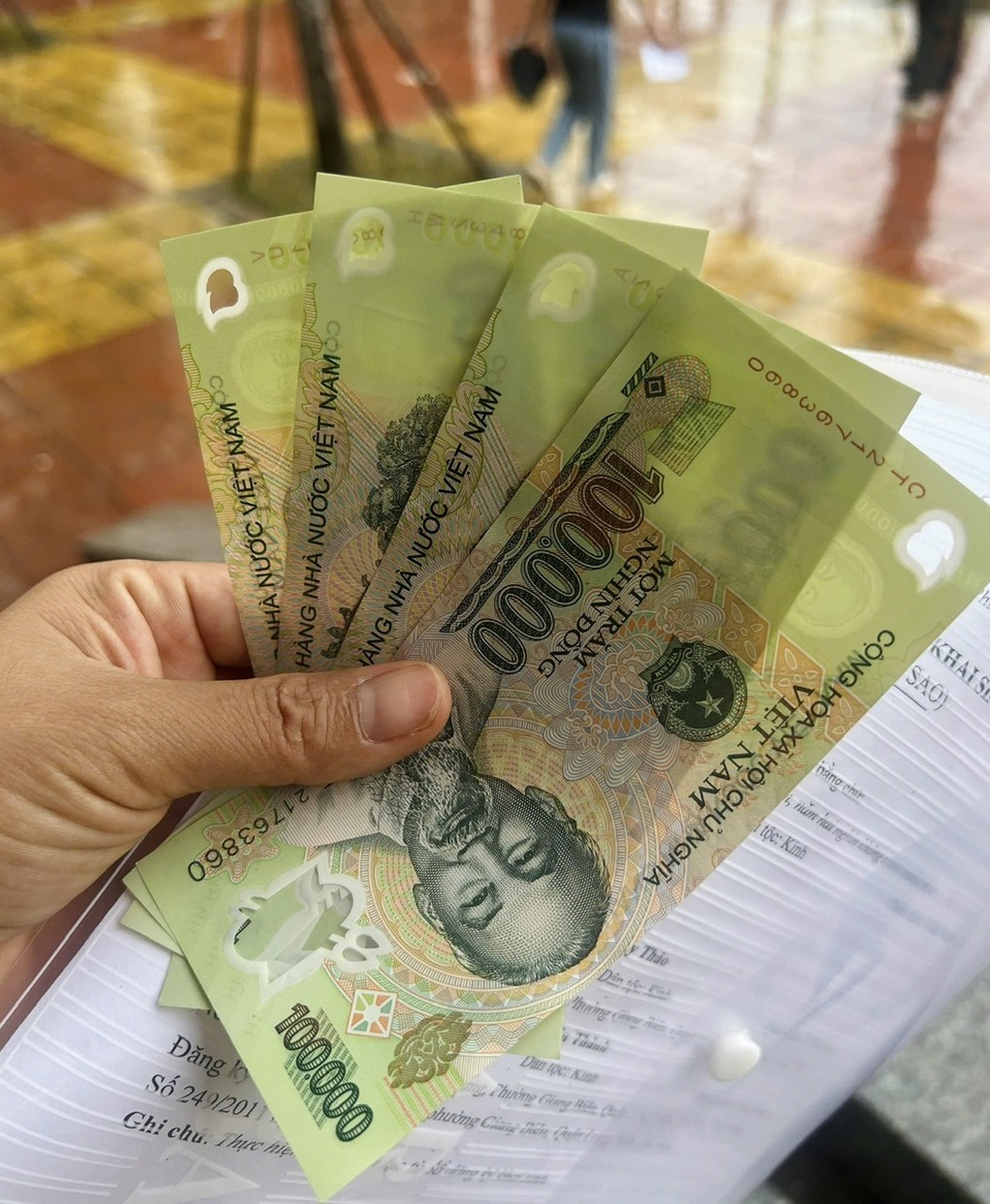 Cô giáo khóc khi nhận 100.000 đồng quà Quốc khánh: “Đây là tờ tiền lịch sử” - 3