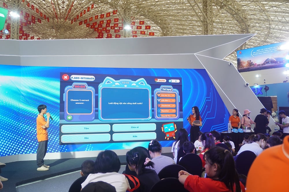 FPT-ណែនាំ-AI-applications-in-education-and-healthcare-at-Achievement-Exhibition-A80-1.JPG