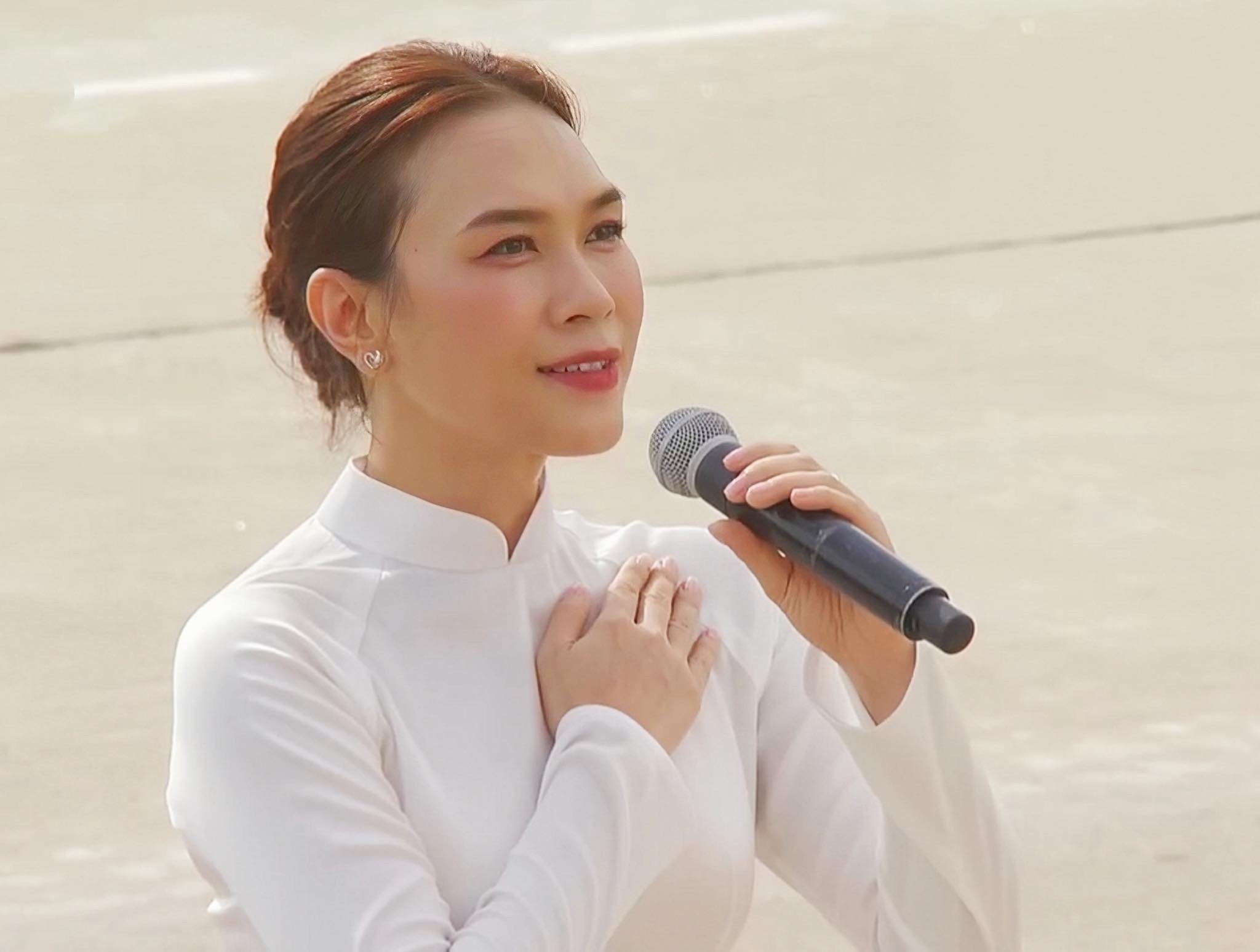 Mỹ Tâm, Trang Pháp, Hòa Minzy đọ sắc với áo dài mừng ngày Quốc khánh - 1