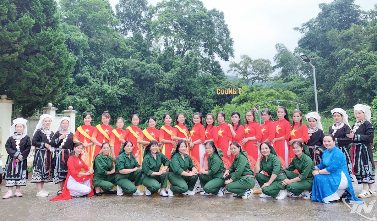 Personas de diversos grupos étnicos en la comuna de Bang Van limpiaron, ofrecieron incienso y tomaron fotografías de recuerdo en el sitio histórico de Coong Tat con motivo del Día de la Independencia.