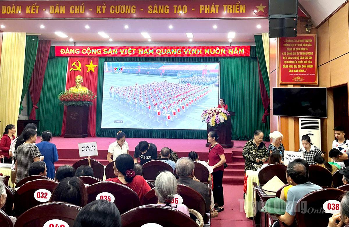 Ha Giang avdeling 2 arrangerte en parade og parade kombinert med utdeling av gaver fra staten til folket 2. september. Foto: Nhu Nguyet
