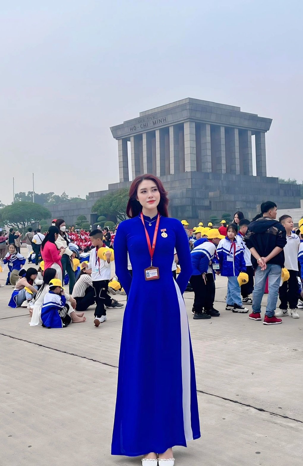 Cô giáo khóc khi nhận 100.000 đồng quà Quốc khánh: “Đây là tờ tiền lịch sử” - 1