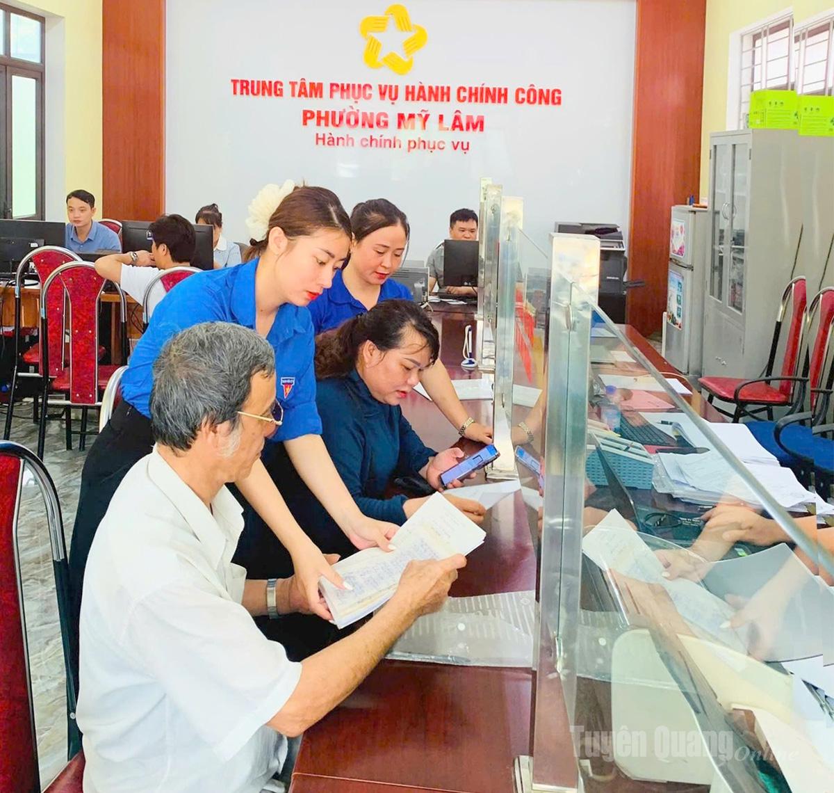 ការដោះស្រាយនីតិវិធីរដ្ឋបាលនៅមជ្ឈមណ្ឌលសេវារដ្ឋបាលសាធារណៈក្នុងខេត្តត្រូវបានប្រជាពលរដ្ឋកោតសរសើរយ៉ាងខ្លាំង (ក្នុងរូបថត៖ សមាជិកសហភាពយុវជននៃសង្កាត់ My Lam គាំទ្រប្រជាជនក្នុងការចុះឈ្មោះ និងដោះស្រាយនីតិវិធីរដ្ឋបាល)។