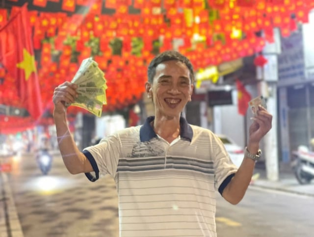 Người dân hạnh phúc khi nhận quà Quốc khánh.