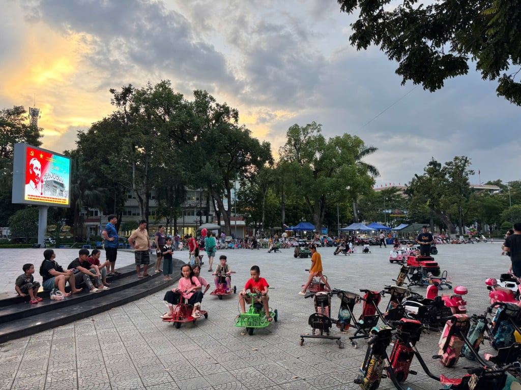 នៅសួនផ្កាកណ្តាលនៃវួដ Thuc Phan មានគ្រួសារជាច្រើនបាននាំកូនៗមកលេងក្នុងឱកាសថ្ងៃទី ២ កញ្ញា។