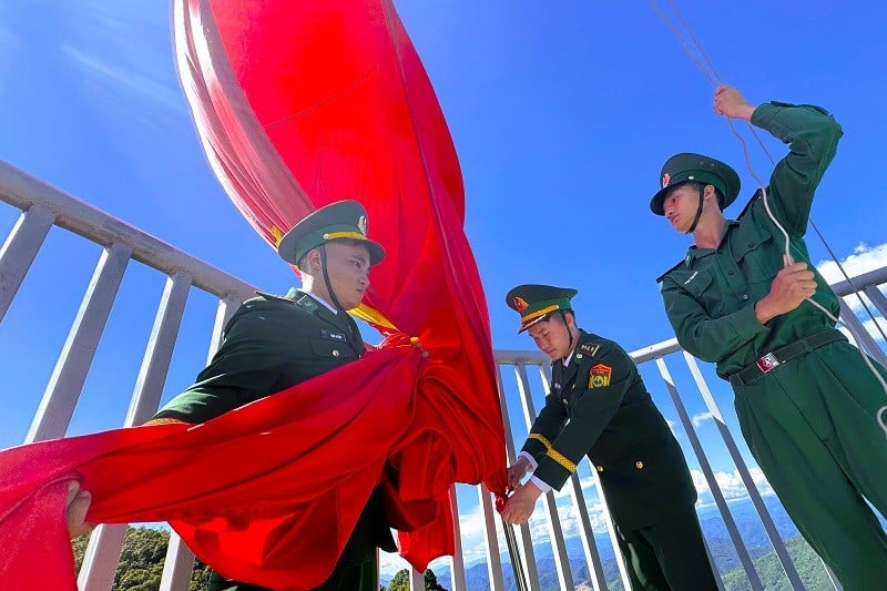Soldados do posto de fronteira de A Pa Chai se preparam para a cerimônia de hasteamento da bandeira no mastro de A Pa Chai.
