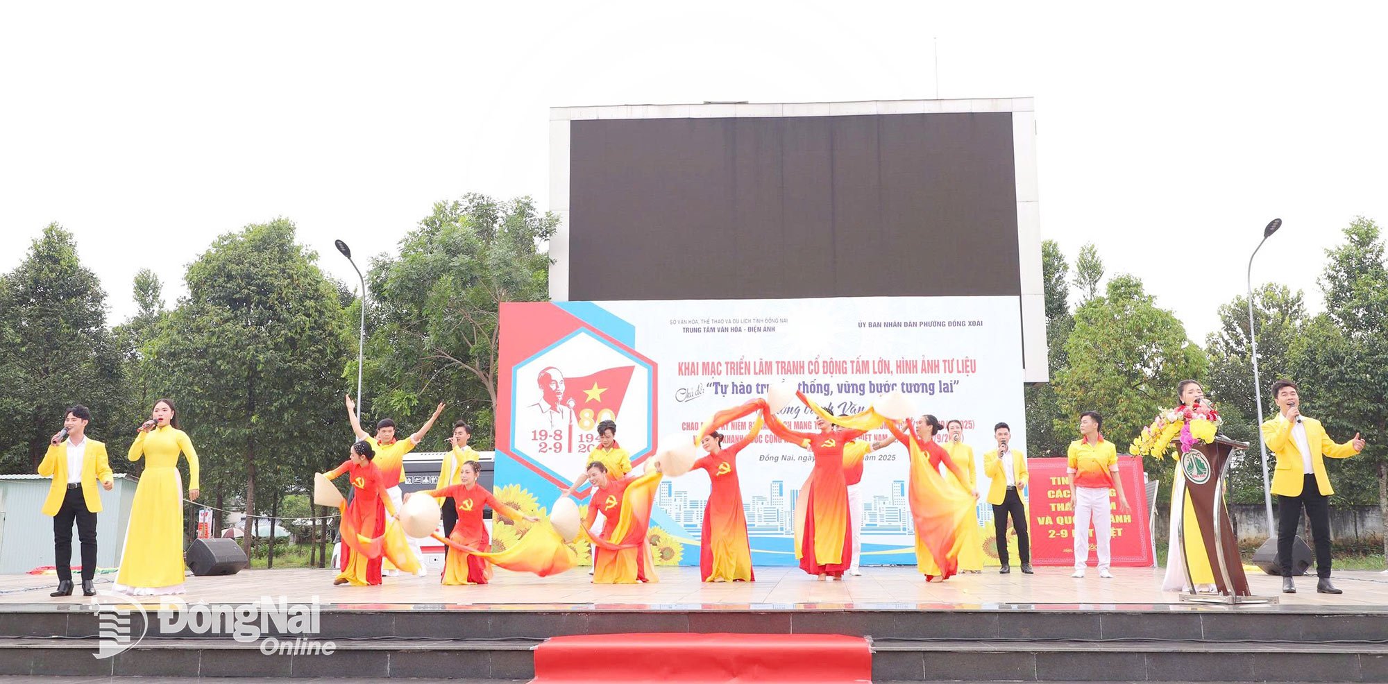 Biểu diễn nghệ thuật tại phường Đồng Xoài. Ảnh: CTV