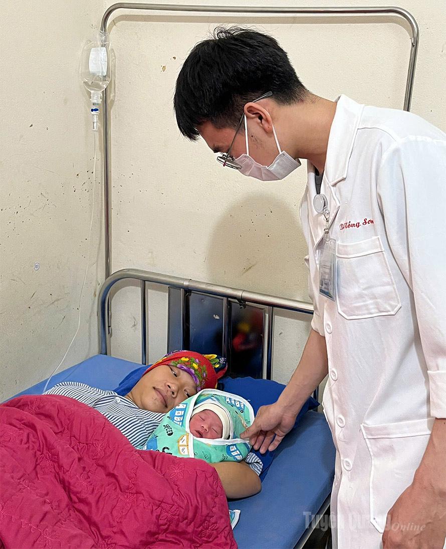 Läkare från Son Duong Regional Medical Center undersöker moderns och barnets hälsa efter förlossningen.