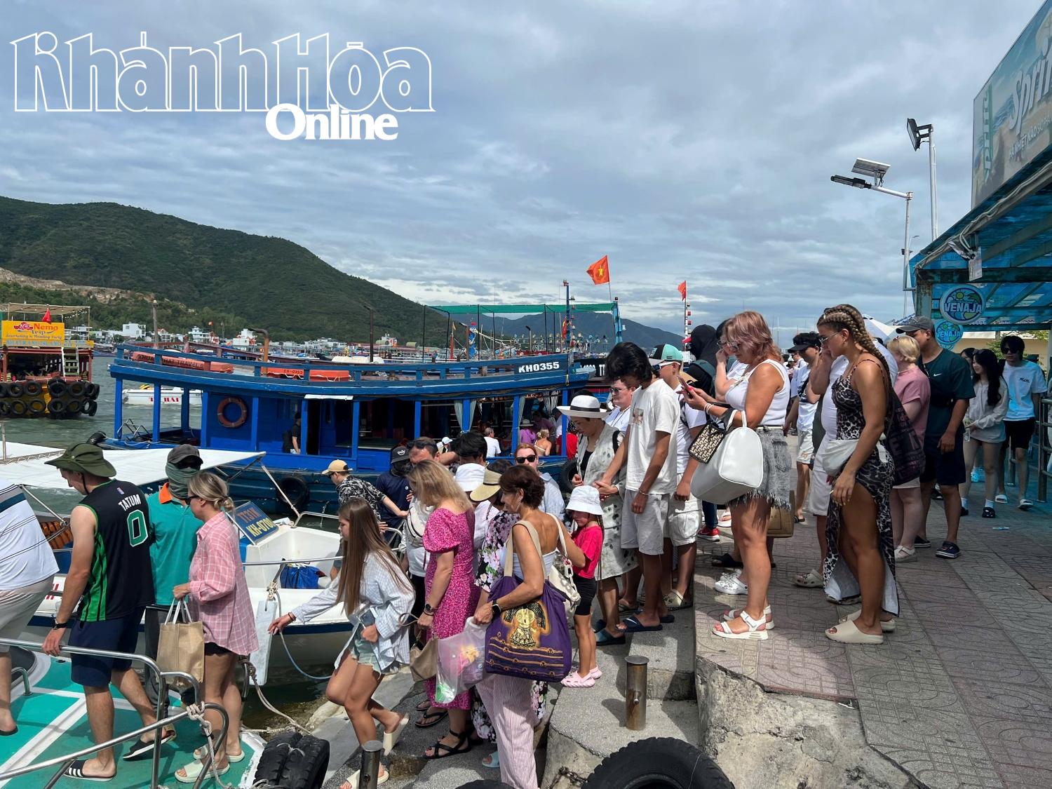 Touristen machen eine Tour durch die Bucht von Nha Trang