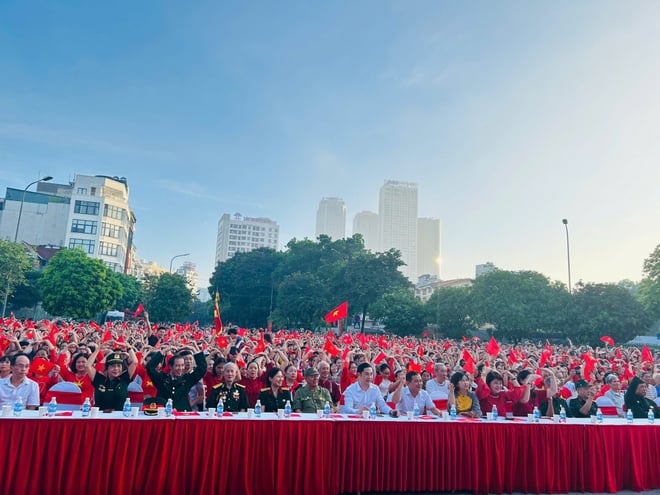Người dân Thủ đô nô nức xem diễu binh, diễu hành qua màn hình lớn- Ảnh 3.