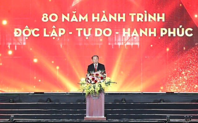 'Mưa đỏ' đổ bộ '80 năm hành trình Độc lập - Tự do - Hạnh phúc'

- Ảnh 1.