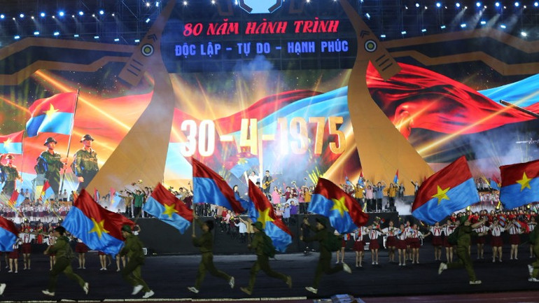 tu-hao-dan-toc-617.jpg