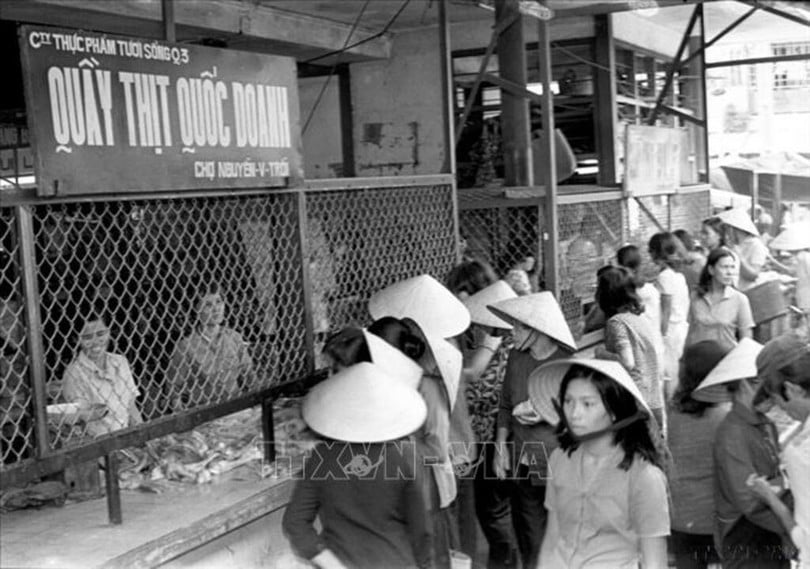 Trước năm 1986, nền kinh tế Việt Nam là nền kinh tế có hai hình thức sở hữu, hai loại hình kinh tế chủ yếu là xí nghiệp quốc doanh và tập thể. Trong ảnh: Thương nghiệp quốc doanh thành phố Hồ Chí Minh cải tiến phương thức bán hàng, đáp ứng nhu cầu thị trường (1983).