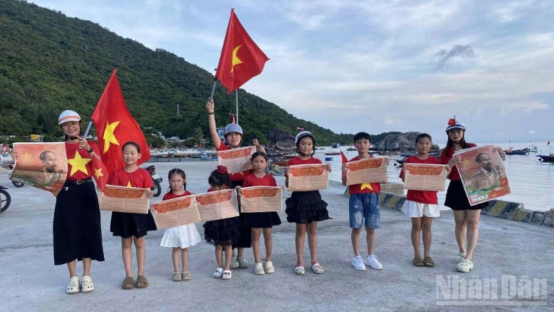 Turiștii vizitează insula Cu Lao Cham, orașul Da Nang, și surprind imagini memorabile cu suplimentul special care celebrează cea de-a 80-a aniversare a Zilei Naționale, prezentat de ziarul Nhan Dan. (Foto: TUNG LAM)