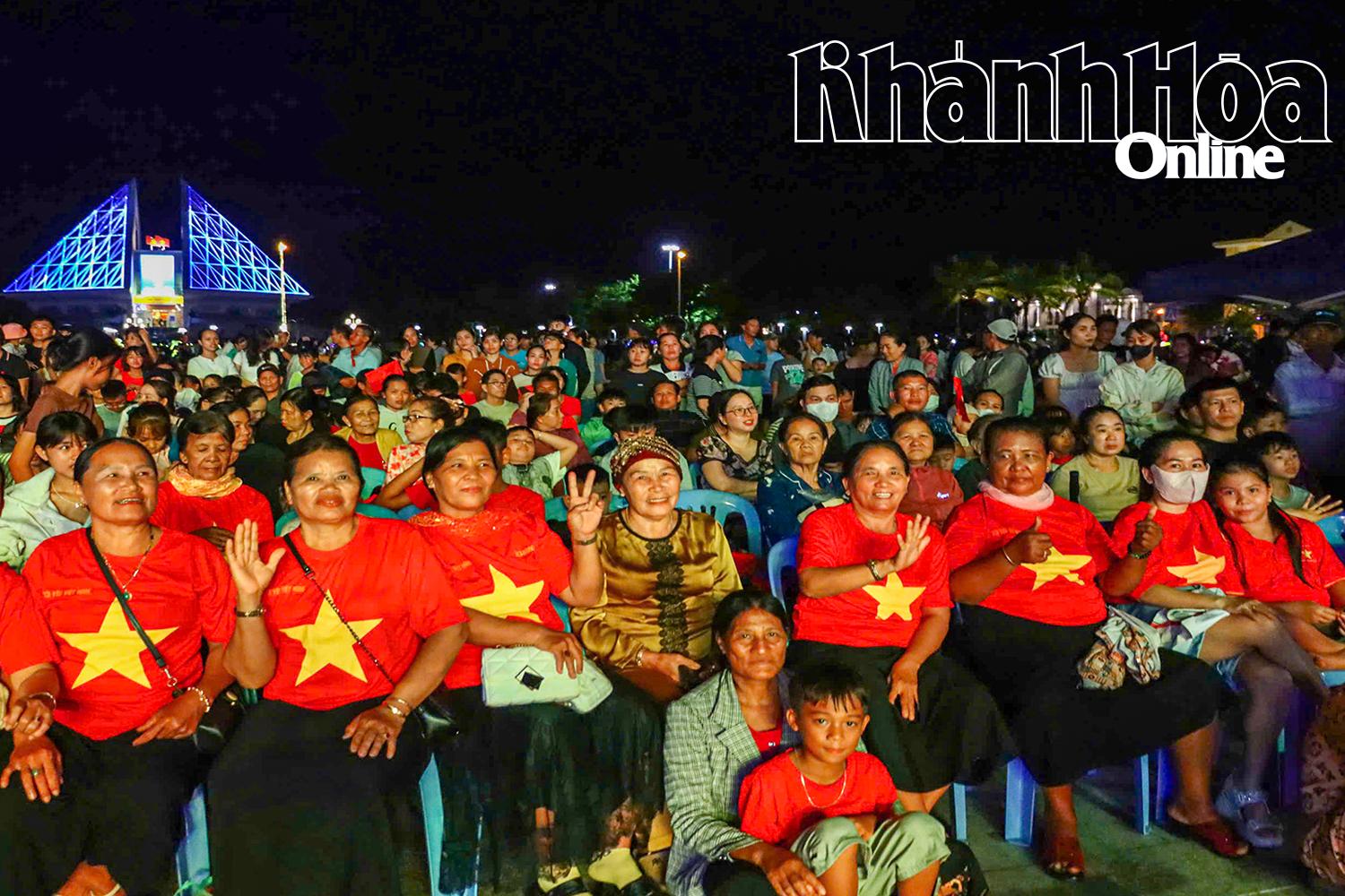 Khán giả ở đầu cầu Quảng trường 16 tháng 4.