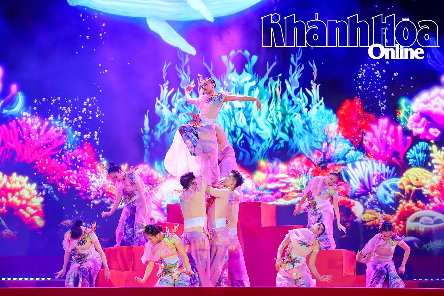 Tiết mục múa độc lập Biển ngọc, mang đến những sắc màu đại dương đẹp mắt.