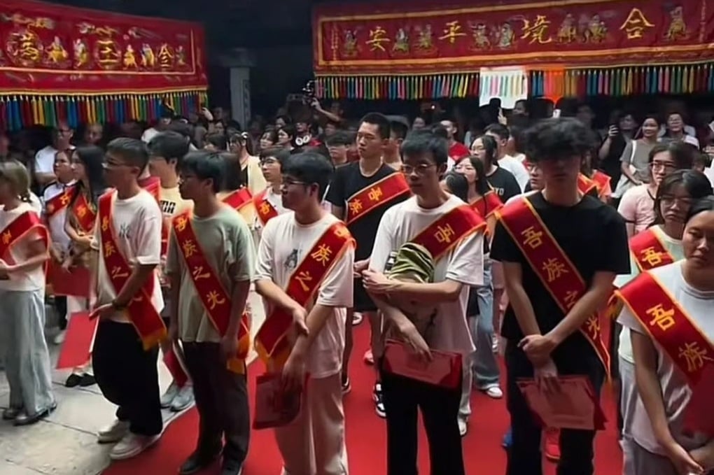 Ngôi làng nhỏ có đến 33 tiến sĩ - 1