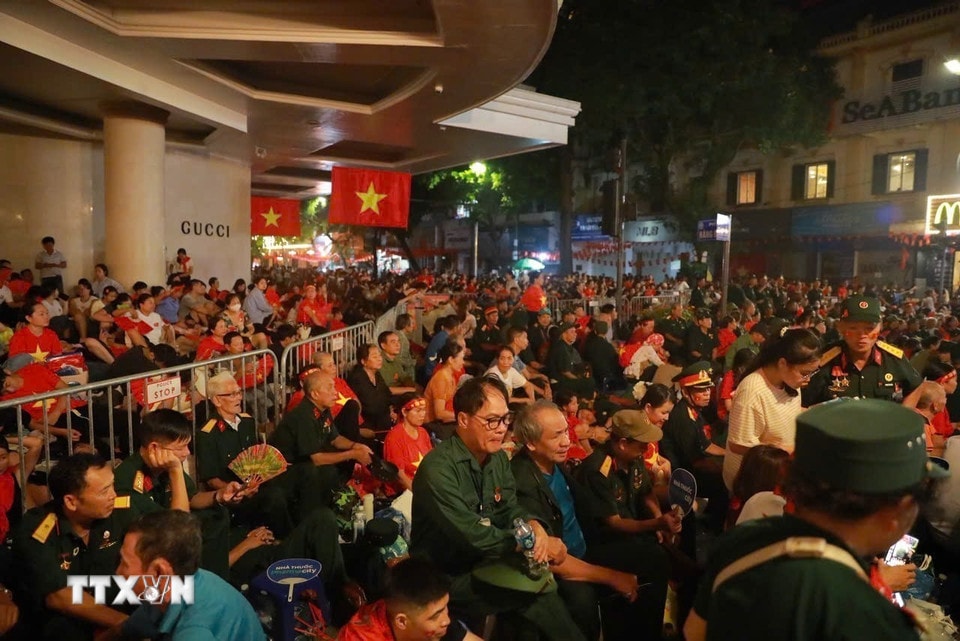 អាសនៈអាទិភាពប្រហែល 8,000 ត្រូវបានបម្រុងទុកសម្រាប់អតីតយុទ្ធជនទស្សនាក្បួនដង្ហែរនៅថ្ងៃទី 2 ខែកញ្ញា។ (រូបថត៖ Khanh Hoa/VNA)