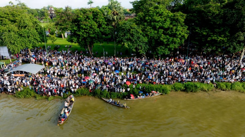 Emocionantes corridas de barco para celebrar o Dia da Independência no Rio Huong -0