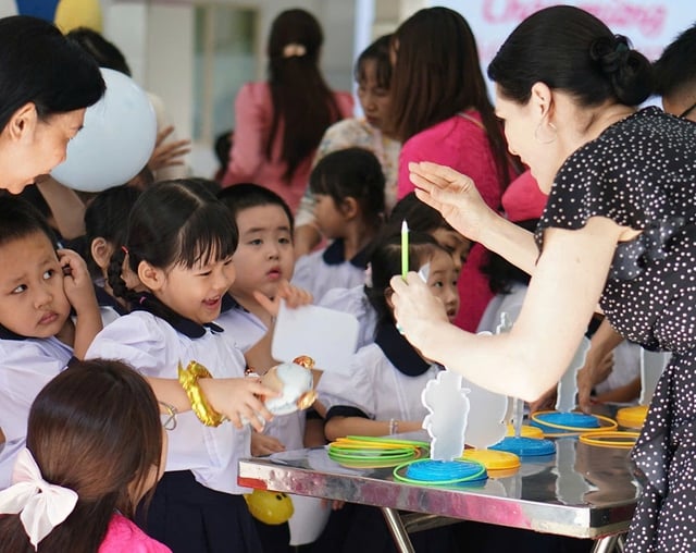 Học sinh trường công học toán và khoa học bằng tiếng Anh tại TP . HCM - Ảnh 1.