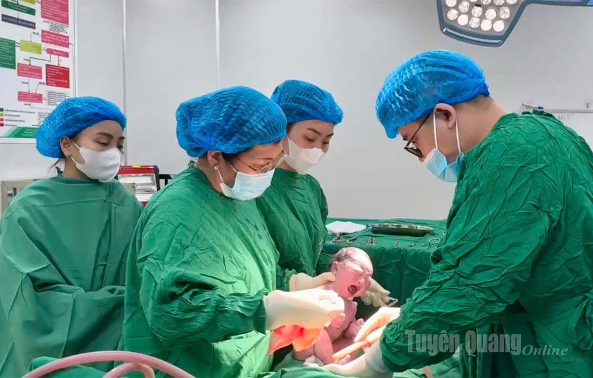 En flicka som vägde 3,5 kg föddes på Phuong Bac General Hospital på nationaldagen den 2 september, till glädje och lycka för läkare och moderns familj.
