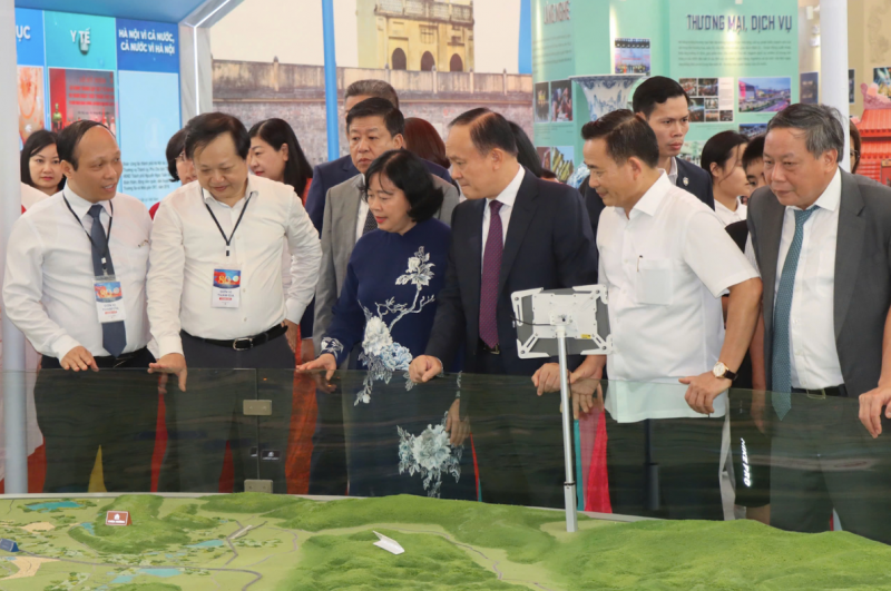 Hanoi city leaders visited two large exhibition spaces at the Center. (Photo: T.L)