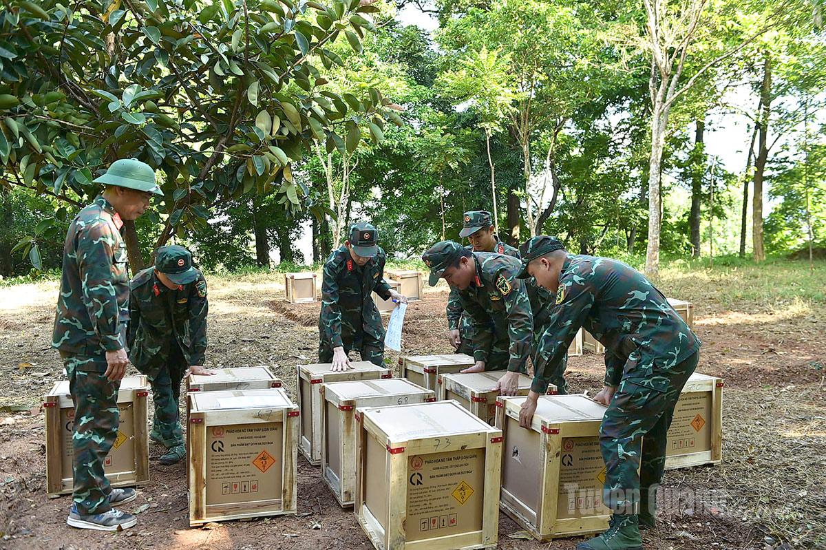 ប្រអប់កាំភ្លើងធំត្រូវបានត្រួតពិនិត្យយ៉ាងយកចិត្តទុកដាក់ដោយមន្ត្រីនៃបញ្ជាការដ្ឋានការពារភូមិភាគទី V ឈ្មោះ Yen Son ។ (រូបថតដោយ Thanh Phuc)។
