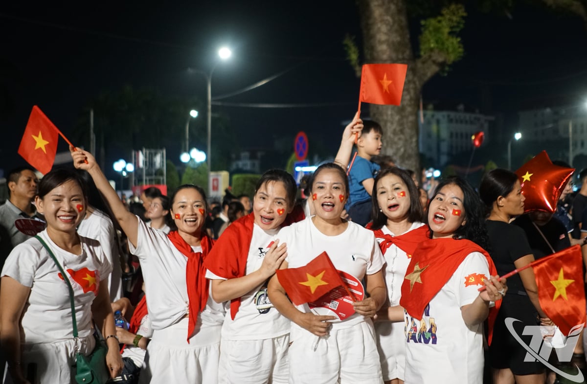 Người dân hào hứng tham gia chương trình.