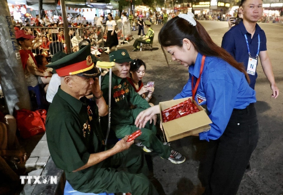 យុវជន​ស្ម័គ្រ​ចិត្ត​ជួយ​អតីត​យុទ្ធជន​រង់ចាំ​ដង្ហែ​ក្បួន​អបអរសាទរ​ខួប​លើក​ទី​៨០​នៃ​ទិវា​ជាតិ។ (រូបថត៖ Vu Sinh/VNA)