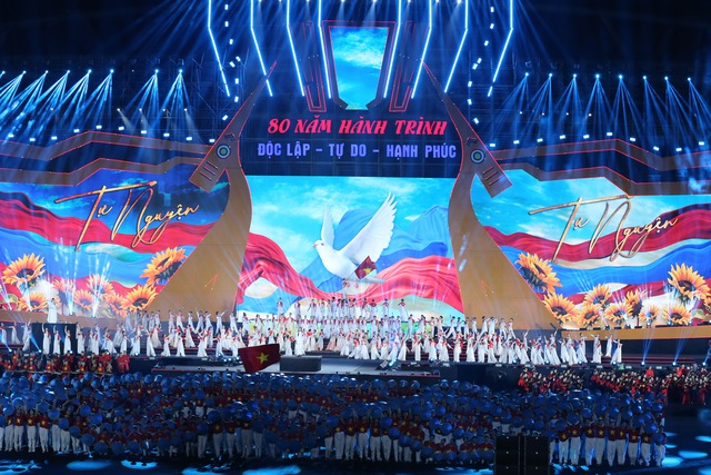 'Mưa đỏ' đổ bộ '80 năm hành trình Độc lập - Tự do - Hạnh phúc'

- Ảnh 4.