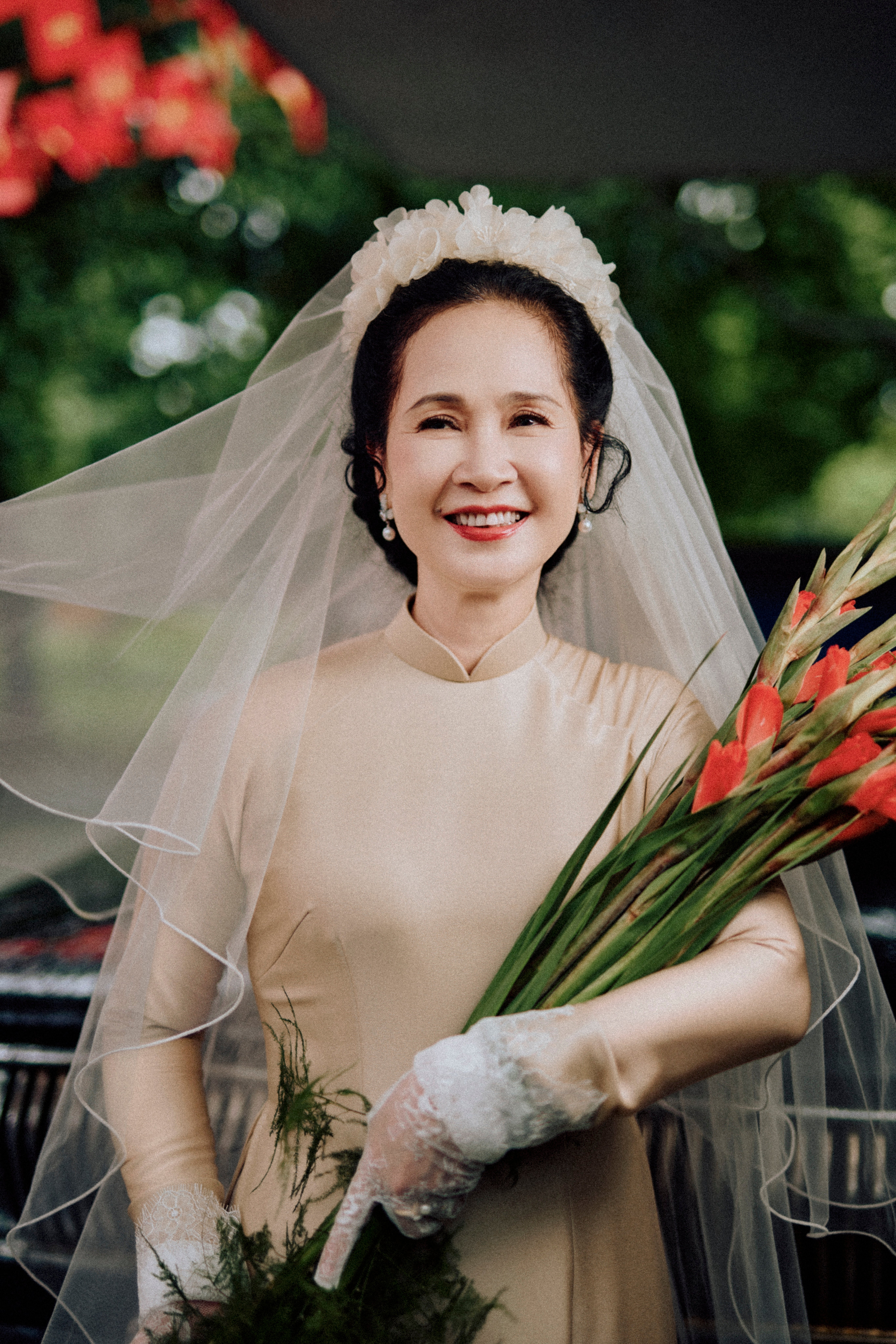 NSND Lan Hương xúc động tái hiện ảnh cưới: Anh Kỷ tự tay bó hoa cho tôi - 2