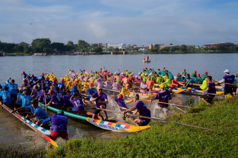 Emocionantes corridas de barco para celebrar o Dia da Independência no Rio Huong -0