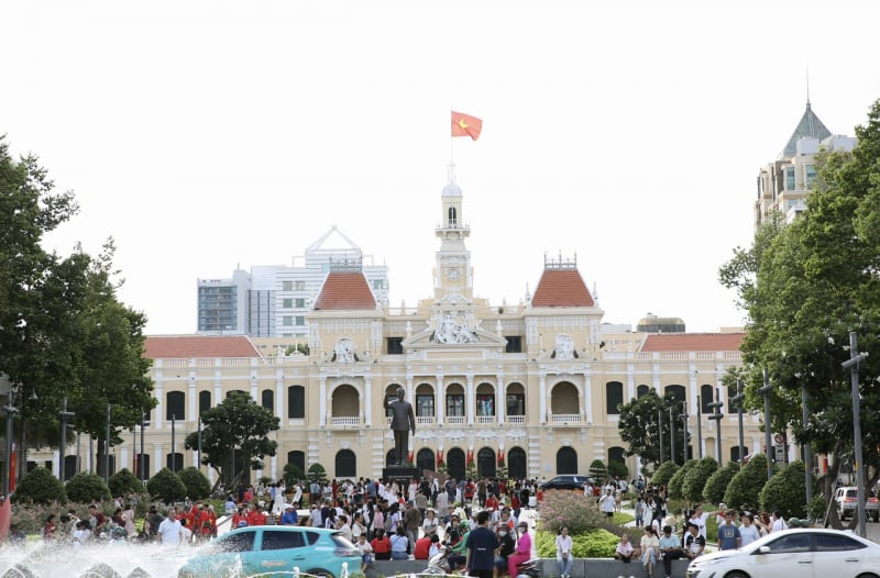 Bustling atmosphere of National Day September 2nd in Ho Chi Minh City before the art program -0