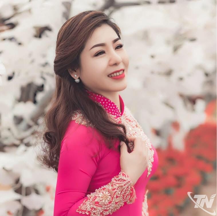 ศิลปินผู้มีเกียรติ คุณไม ถั่นห์ รองผู้อำนวยการคณะศิลปะชาติพันธุ์จังหวัดไทเหงียน