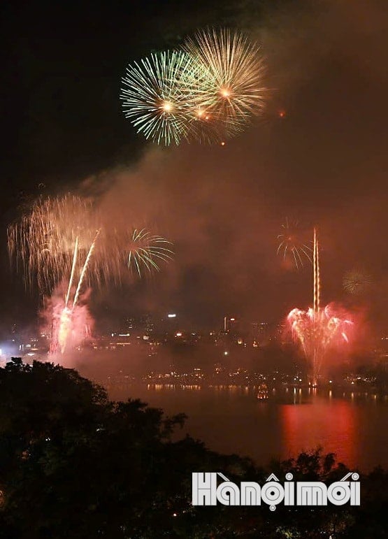 花火がハノイの首都の空を照らした。