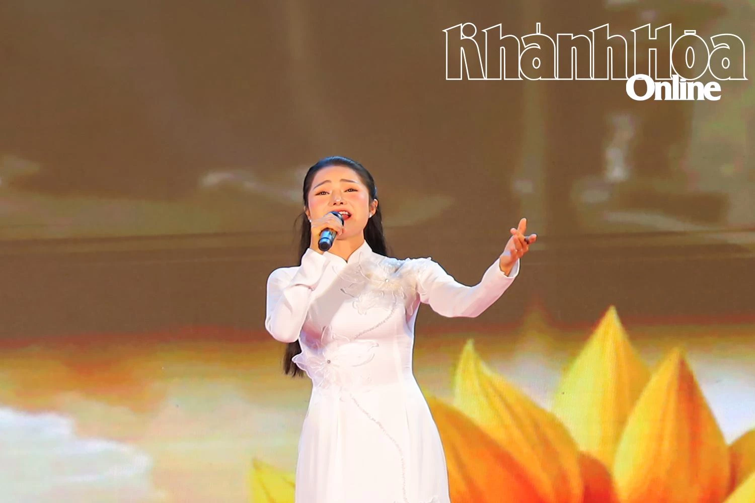 Ca sĩ Thùy Trinh với ca khúc Bài ca thống nhất.
