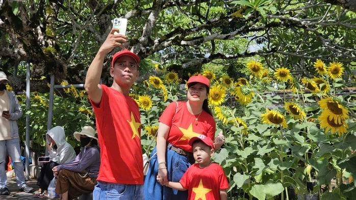 Du khách nườm nượp tham quan Đại nội Huế trong ngày được miễn vé- Ảnh 18.