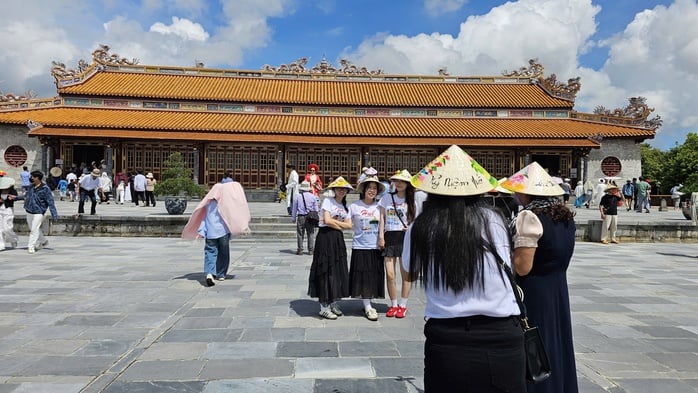 Du khách nườm nượp tham quan Đại nội Huế trong ngày được miễn vé- Ảnh 6.