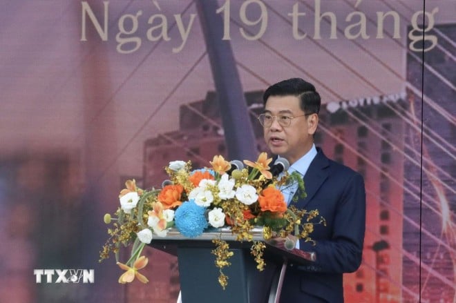 លោក Nguyen Van Dung អនុប្រធានគណៈកម្មាធិការប្រជាជនទីក្រុងហូជីមិញ ថ្លែងនៅក្នុងពិធីសម្ពោធអគារ Saigon Marina IFC International Finance Center Tower។ (រូបថត៖ Hua Chung/VNA)