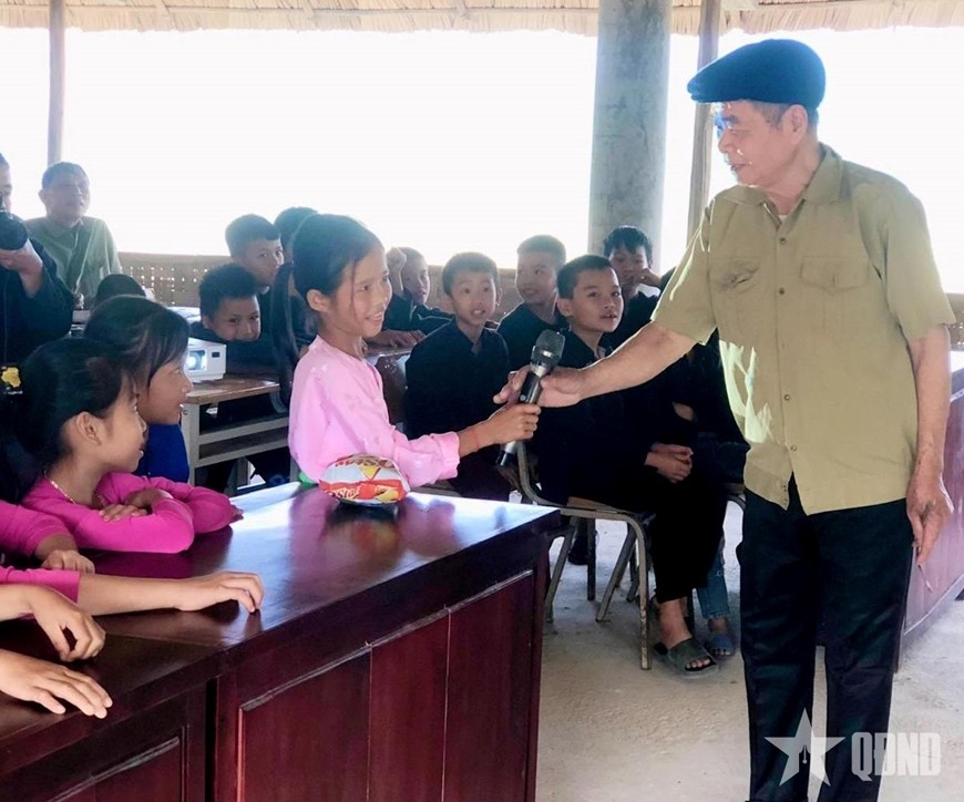 Nghệ nhân Ma Thanh Sợi truyền dạy bản sắc văn hóa dân tộc Tày.